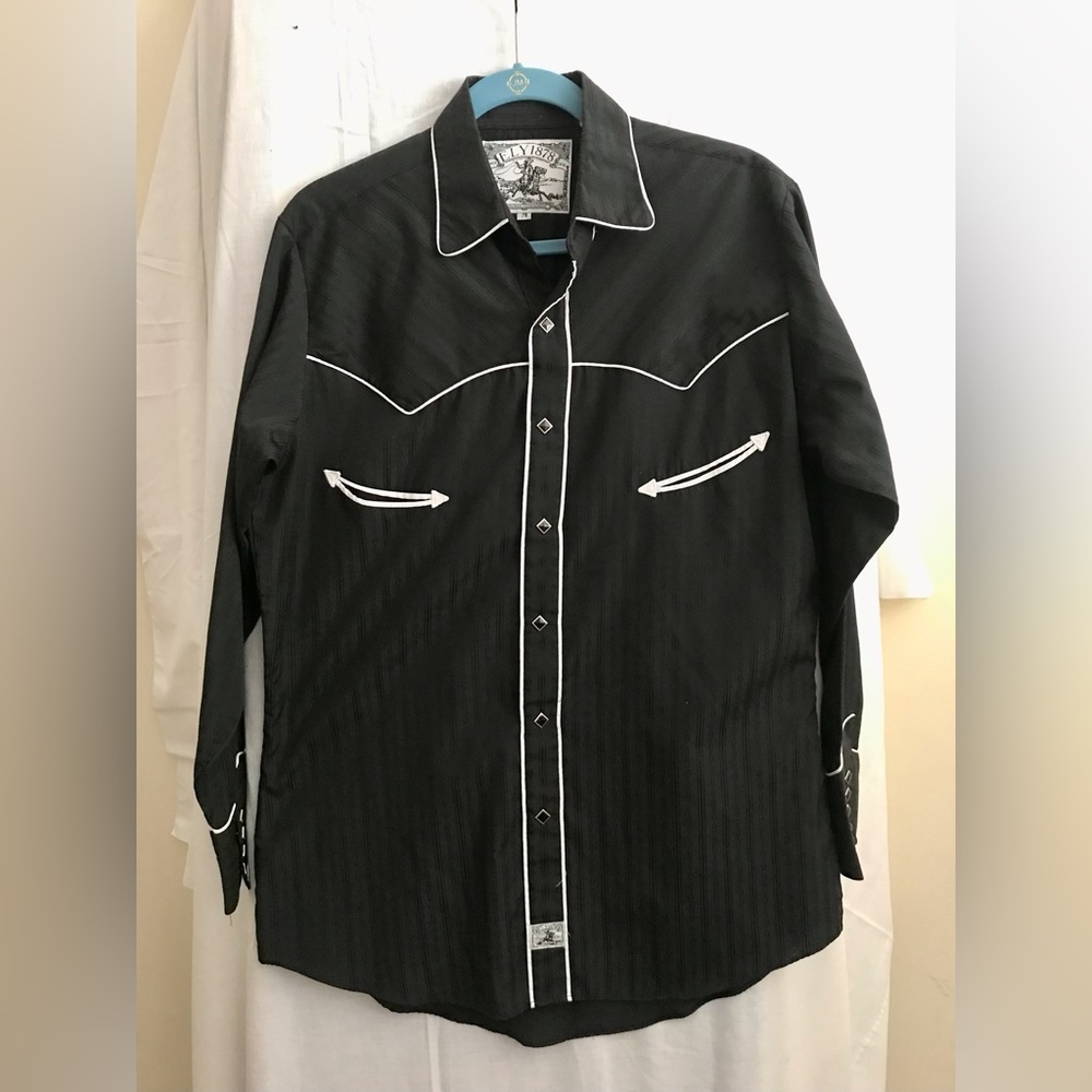 Mens Ely Black Western shirt. Medium. Long sleeve. Pearl snaps. White stitching.